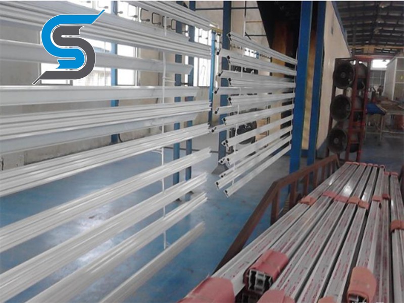 Horizontal powder spraying line